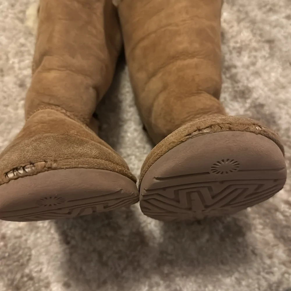 🍍Girls Ugg Bailey Bow boots🍍SZ 2